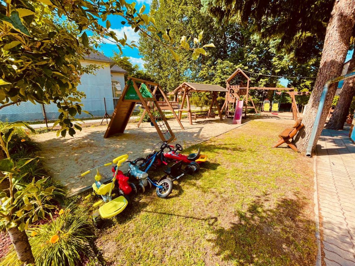 Sommer Panzio Balatonföldvár Exteriör bild